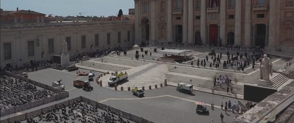 Vjernici se opraštaju od pape Franje - 1