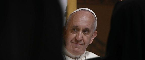 Portret pape Franje i ožalošćeni vjernici