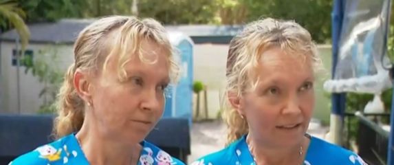 Australske jednojajčane blizanke Bridgette i Paula Powers pri izjavi za vijesti