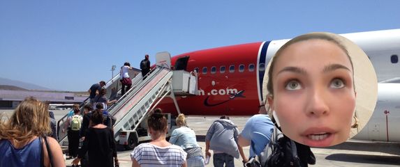 Putnici pri ukrcaju u zrakoplov i influencerica Noelia Voigt kako prepričava neugodno iskustvo