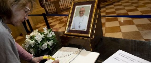 Vjernici odaju počast papi Franji