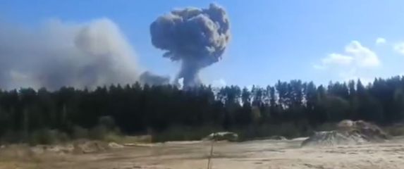 Plamen iznad jednog od najvećih ruskih skladišta oružja