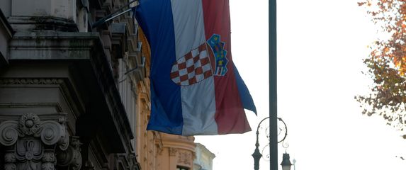 Zastava na pola koplja