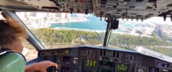 Pilot u vatrogasnom zrakoplovu kako skuplja vodu