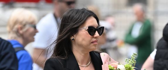 Zgodna dama sa špice u platformama