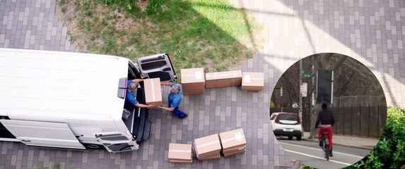 Selidba i muškarac na bicikl s hladnjakom na glavi