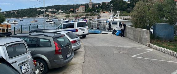 Iscurilo gorivo u more u Hvaru