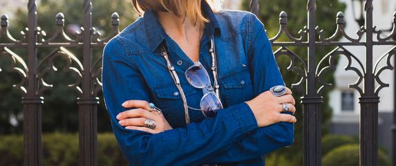 Žena u traper košulji