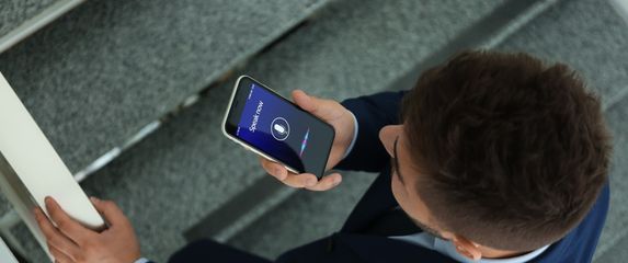 Mladić koristi glasovnu naredbu na mobitelu