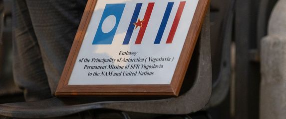 Neobična obilježja ispred bazilike Svetog Petra dok vjernici satima čekaju red da odaju počast papi Franji - 3