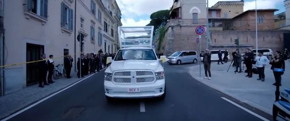 Papamobil krenuo prema bazilici - 3