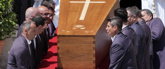 Lijes s tijelom pape Franje