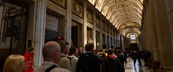 Ljudi čekaju u redu kako bi vidjeli grobnicu pape Franje