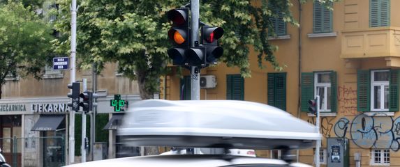 Žuto svjetlo na semaforu