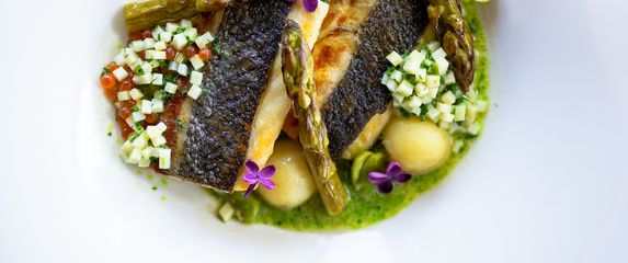 Glavno jelo- brancin poslužen uz sezonsko povrće i umak od bijele buzare od dagnji u koju je dodano korjenasto povrće, ikra pastrve i ulje od medvjeđeg luka.