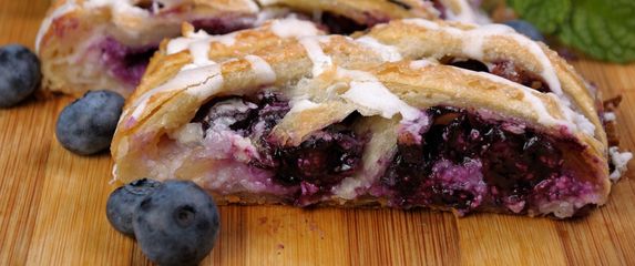 Lisnato tijesto s borovnicama, limunom i krem sirom