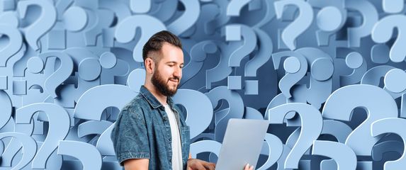 Pozadina od upitnika i muškarac na laptopu kako razmišlja