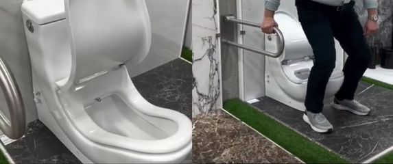 Muškarac koji sjeda na neobičnu WC školjku