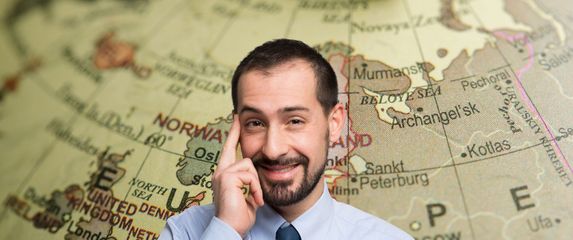 Karta Europe i muškarac koji pokazuje na razmišljanje