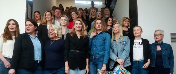 Saborske zastupnice u traperu - 1