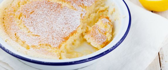 Kolač od limuna koji je svilenkast poput pudinga