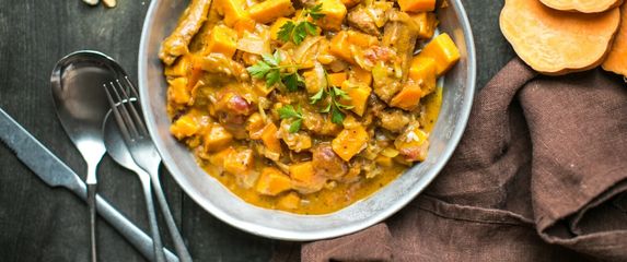 Gulaš od piletine, slatkog krumpira i kikirikija