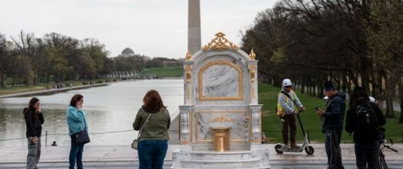 Zlatna WC školjka u Washingtonu