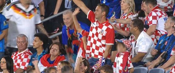 Hrvatski navijač salutira desnicom