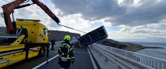 Prikolica zbog bure ostala visjeti s Krčkog mosta - 4