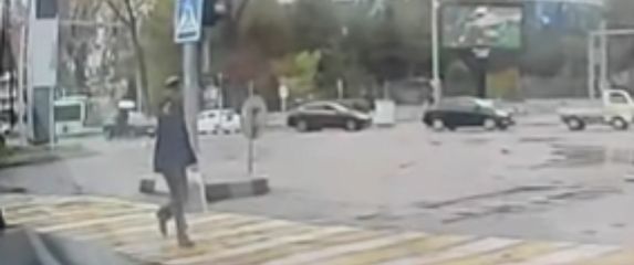 Starac koji prelazi cestu s pištoljem u ruci