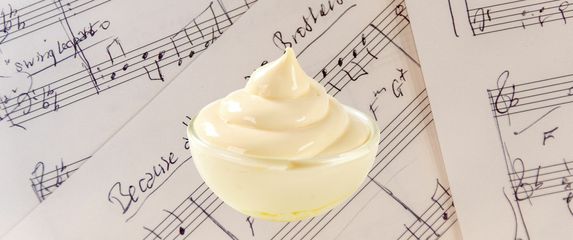 Majoneza na pozadini od kajdanke