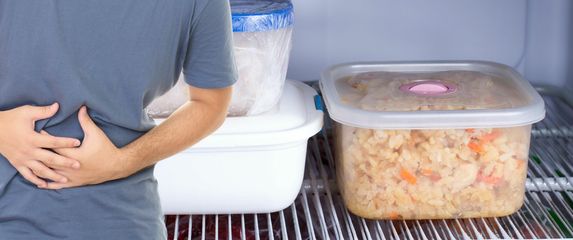 Ostatci hrane u posudi i bol u želucu