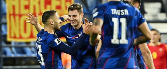 Josip Stanišić (u sredini)