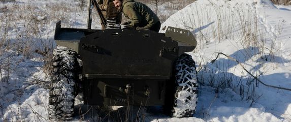 Ukrajinski vojnici s robotskim vojnim vozilom
