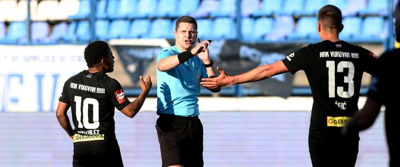 Igrači Vukovara i sudac Antonio Melnjak