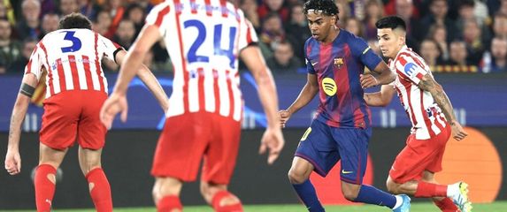 Lamine Yamal kružen igračima Atletica