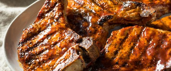 Svinjske kotlete ispecite na roštilju ili gril tavi