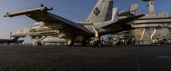 Američki F-18 na palubi nosača zrakoplova