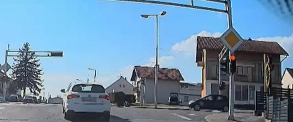 Prolazak kroz crveno i skretanje u lijevo