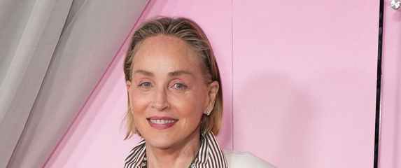 Sharon Stone u prugastom kompletu na događanju Fashion Trust U.S. Awards u Los Angelesu - 4