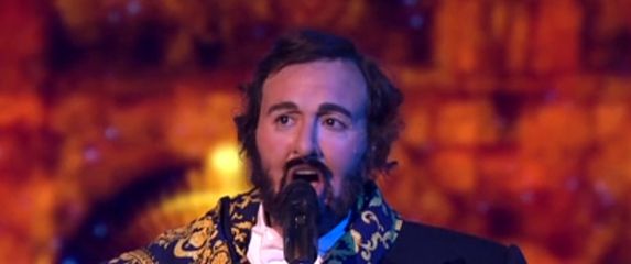 Dora Trogrlić kao Luciano Pavarotti