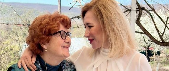 Ecija Ojdanić s majkom - 1