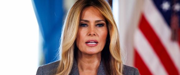 Melania Trump u Pradinu odijelu u Bijeloj kući 2026. - 1