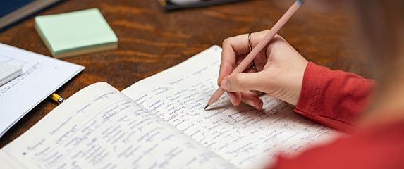 Kako se piše: podcrtati ili potcrtati