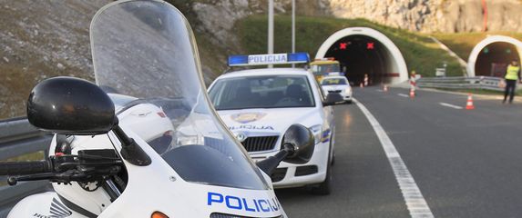 Policija kod tunela, ilustracija