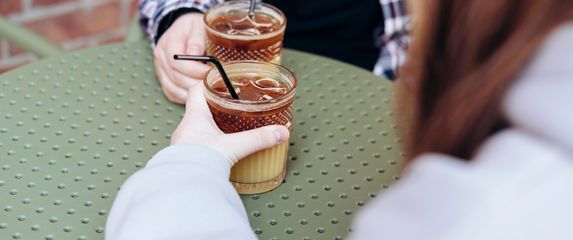 Žena i muškarac na dejtu