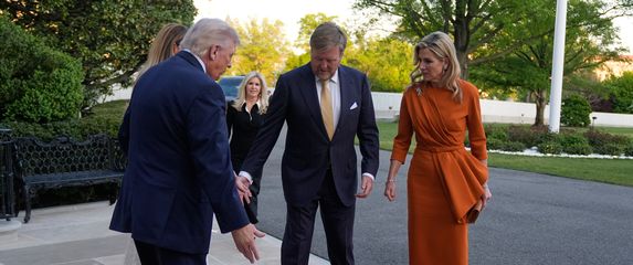 Trump i Melania pozdravljaju kralja Willema-Alexandera i kraljicu Maximu - 1