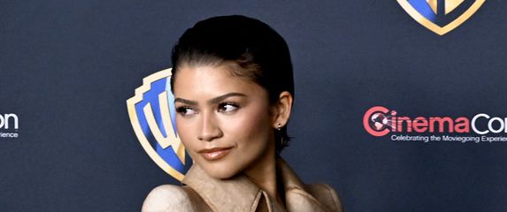 Zendaya u kostimu modne kuće Schiaparelli koji izgleda kao da je izrađen od pijeska - 8