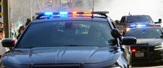 Policajac u patrolnom vozilu