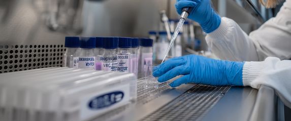 Znanstvenica s virusom, ilustracija, AI